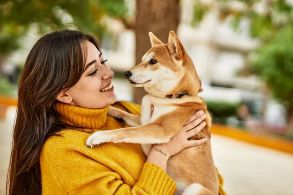 Mooie Jonge Vrouw Knuffelen Gelukkig Shiba Inu Hond Park — Stockfoto