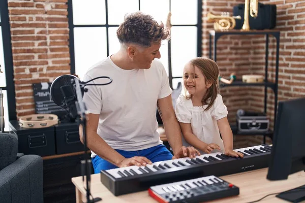 Батько Дочка Грають Клавіатурі Фортепіано Музичній Студії — стокове фото