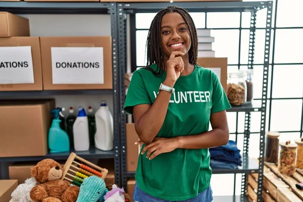 Young African American Woman Working Wearing Volunteer Shirt Donations Stand — Foto de Stock