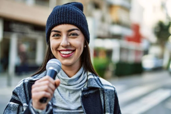 Jonge Hispanic Vrouw Glimlachen Gelukkig Met Behulp Van Microfoon Stad — Stockfoto