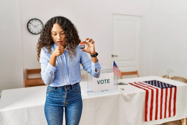 Hermosa Mujer Hispana Pie Campaña Política Votando Boleta Sintiéndose Mal —  Fotos de Stock