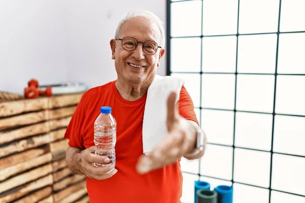 Senior Man Wearing Sportswear Towel Gym Smiling Friendly Offering Handshake — Foto de Stock