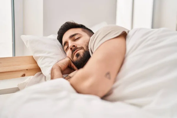 Giovane Uomo Ispanico Dormire Sul Letto Camera Letto — Foto Stock