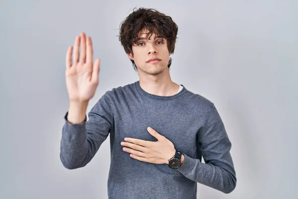 Young Man Standing Isolated Background Swearing Hand Chest Open Palm — Φωτογραφία Αρχείου