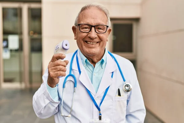 Homme Âgé Portant Uniforme Médecin Tenant Thermomètre Dans Rue — Photo