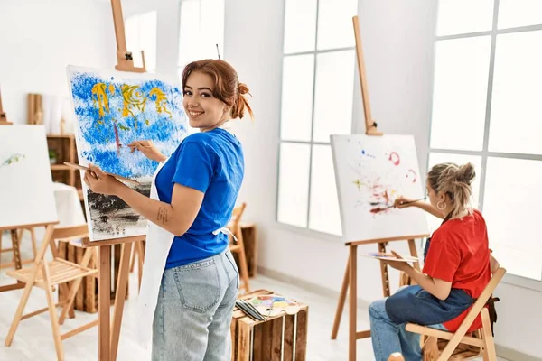 Duas Mulheres Estudante Artista Sorrindo Pintura Feliz Escola Arte — Fotografia de Stock