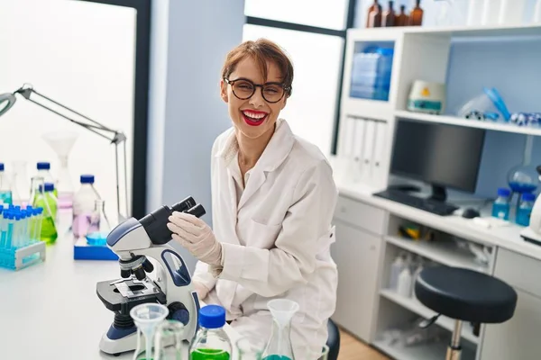 Mujer Joven Caucásica Vistiendo Uniforme Científico Usando Microscopio Laboratorio —  Fotos de Stock