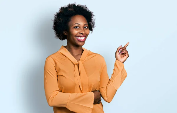 Африканская Американка Афро Волосами Элегантной Рубашке Улыбается Счастливо Указывая Рукой — стоковое фото