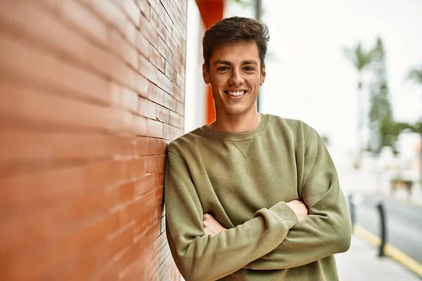 Joven Hombre Hispano Sonriendo Feliz Con Los Brazos Cruzados Gesto — Foto de Stock