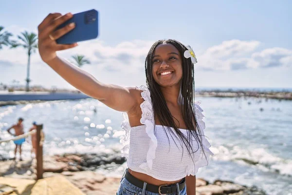 Mladý Africký Americký Dívka Usměvavý Šťastný Udělat Selfie Smartphonu Pláži — Stock fotografie