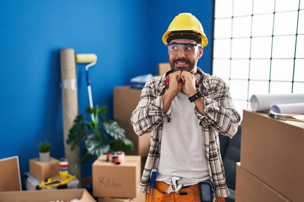 Joven Hombre Hispano Con Barba Trabajando Casa Renovación Riendo Nervioso — Foto de Stock