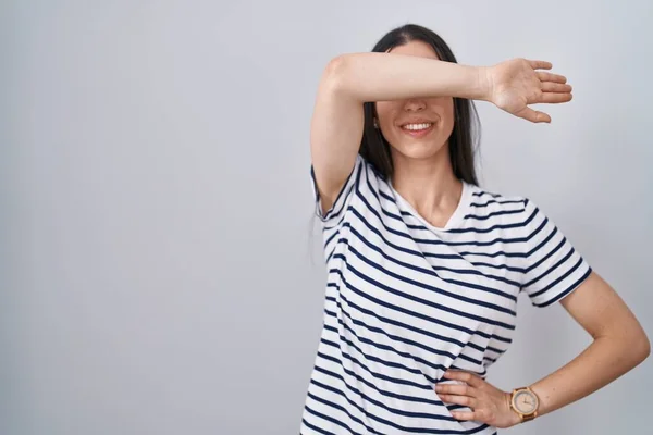 Joven Morena Vistiendo Camiseta Rayas Cubriendo Los Ojos Con Brazo —  Fotos de Stock