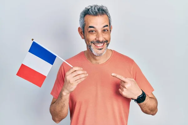 Guapo Hombre Mediana Edad Con Pelo Gris Sosteniendo Bandera Francia —  Fotos de Stock