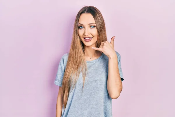 Menina Loira Jovem Vestindo Shirt Casual Sorrindo Fazendo Gesto Telefone — Fotografia de Stock