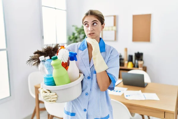 Mujer Rubia Joven Con Uniforme Más Limpio Sosteniendo Productos Limpieza —  Fotos de Stock