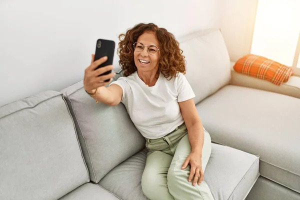 Middle Age Hispanic Woman Smiling Confident Make Selfie Smartphone Home — Stock Photo, Image