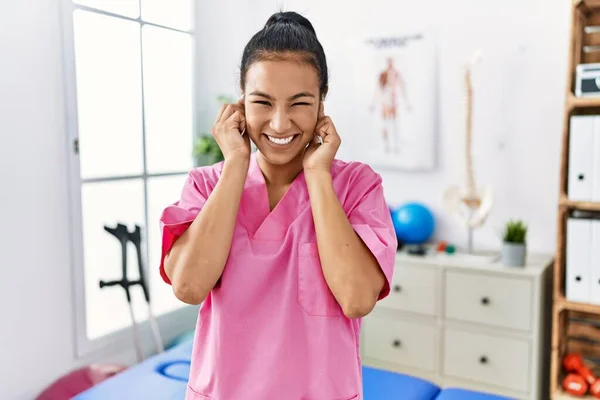 Eine Junge Hispanische Frau Die Einer Schmerzklinik Arbeitet Bedeckt Die — Stockfoto