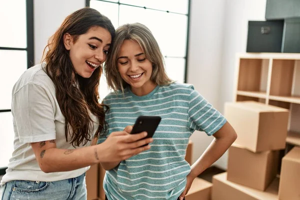 Jong Mooi Paar Glimlachen Gelukkig Met Behulp Van Smartphone Nieuw — Stockfoto