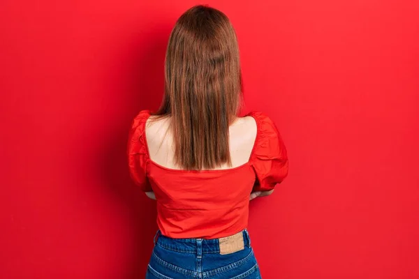 Pelirroja Joven Mujer Usando Casual Camiseta Roja Pie Hacia Atrás —  Fotos de Stock