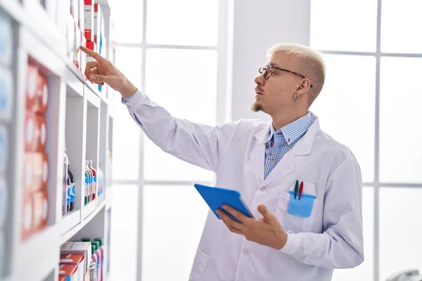 Joven Hombre Caucásico Farmacéutico Utilizando Touchpad Celebración Botella Medicina Farmacia — Foto de Stock