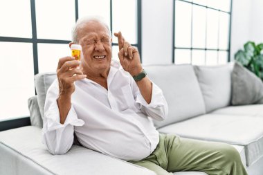 Hapları tutan kıdemli adam umut ve gözlerin kapalı gülümseyerek bana işaret etti. Şans ve batıl inançlar. 