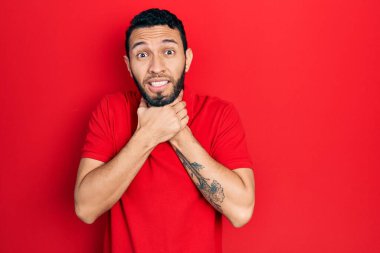 Sakallı, sıradan kırmızı tişörtlü İspanyol bir adam bağırıyor ve boğuluyor çünkü acı verici bir boğulma var. Sağlık problemi. Boğulma ve intihar konsepti. 