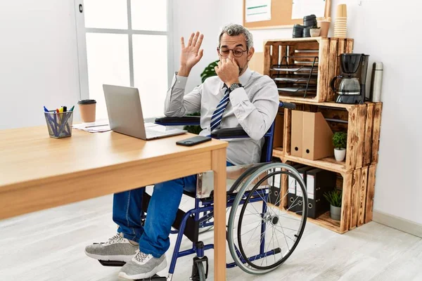 Hispanischer Mann Mittleren Alters Der Büro Rollstuhl Sitzt Und Etwas — Stockfoto