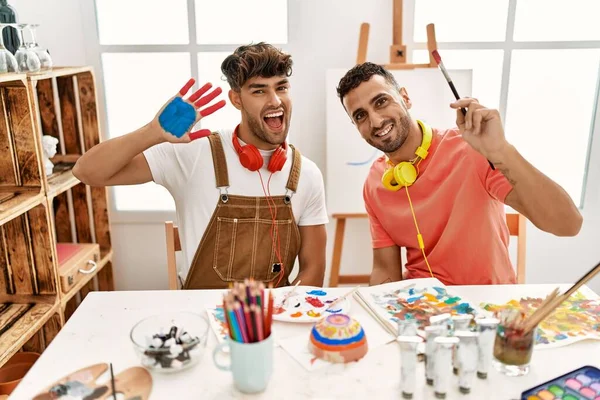 Deux Hommes Hispaniques Couple Souriant Confiant Montrant Les Mains Palme — Photo