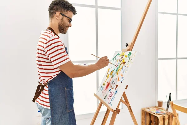 Jovem Artista Árabe Homem Sorrindo Desenho Feliz Estúdio Arte — Fotografia de Stock