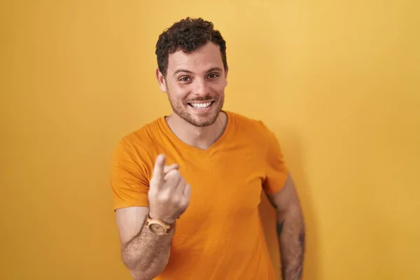 Young Hispanic Man Standing Yellow Background Beckoning Come Here Gesture — Stock Photo, Image
