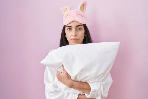 Jonge Brunette Vrouw Met Slaapmasker Pyjama Knuffelkussen Ontspannen Met Serieuze — Stockfoto