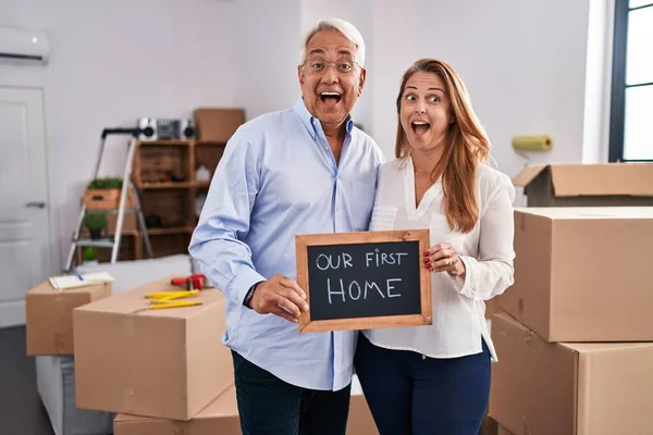 Middle Age Hispanic Couple Moving New Home Holding Banner Celebrating —  Fotos de Stock