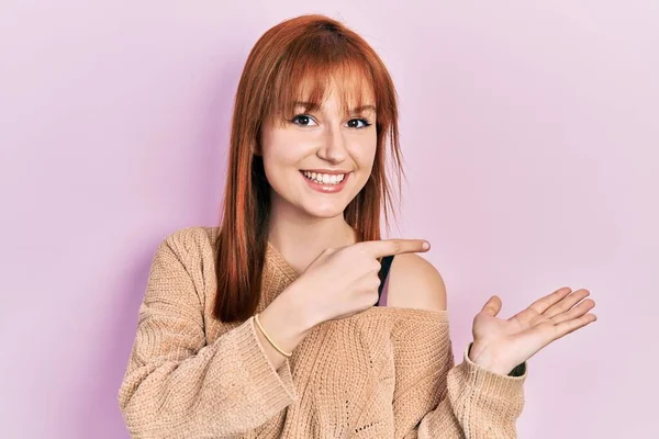 Rødhåret Ung Kvinde Iført Afslappet Vinter Sweater Forbløffet Smilende Til - Stock-foto