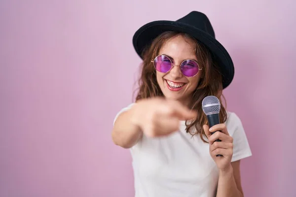 Beautiful Brunette Woman Singing Song Using Microphone Smiling Happy Pointing — 스톡 사진