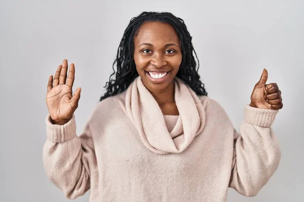 Африканская Женщина Стоит Белом Фоне Показывает Пальцами Номер Шесть Улыбаясь — стоковое фото