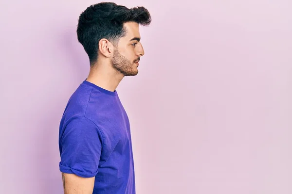 Tişört Giyen Genç Spanyol Bir Adam Yan Yan Yan Bakıyor — Stok fotoğraf