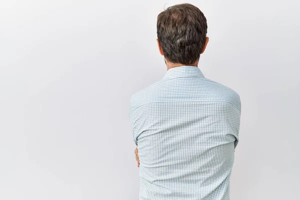Middle Age Hispanic Man Beard Standing Isolated Background Standing Backwards — Φωτογραφία Αρχείου