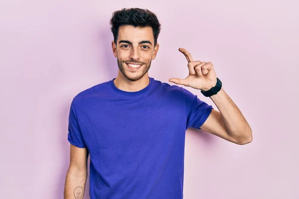 Jovem Hispânico Vestindo Camiseta Casual Sorrindo Confiante Gesto Com Mão — Fotografia de Stock