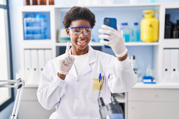African American Woman Working Scientist Laboratory Doing Video Call Smartphone — ストック写真
