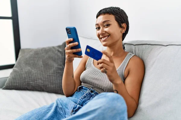 Junge Spanierin Benutzt Smartphone Mit Kreditkarte Hause — Stockfoto
