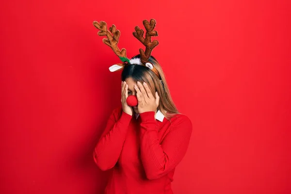 Mooie Latijns Amerikaanse Vrouw Draagt Herten Kerstmuts Rode Neus Met — Stockfoto