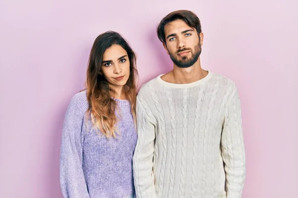 Jovem Casal Hispânico Vestindo Roupas Casuais Que Parecem Sonolentos Cansados — Fotografia de Stock