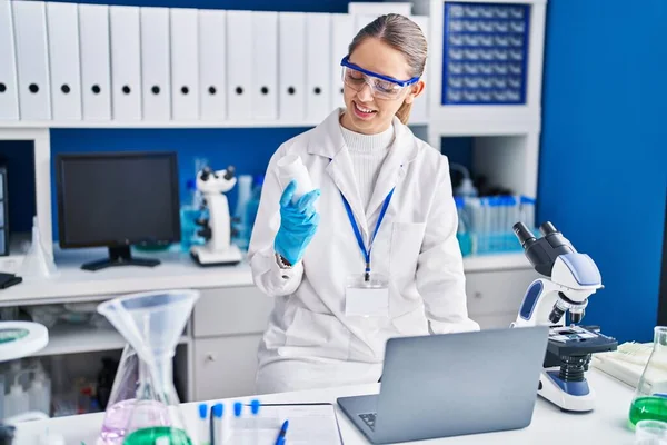 Jonge Vrouw Wetenschapper Glimlachen Zelfverzekerde Holding Pillen Het Laboratorium — Stockfoto