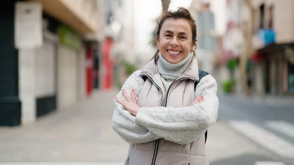 Mujer Hispana Mediana Edad Sonriendo Confiada Pie Con Los Brazos — Foto de Stock