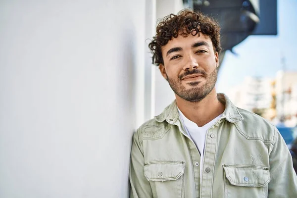 Bello Ispanico Uomo Con Barba Sorridente Felice All Aperto Una — Foto Stock