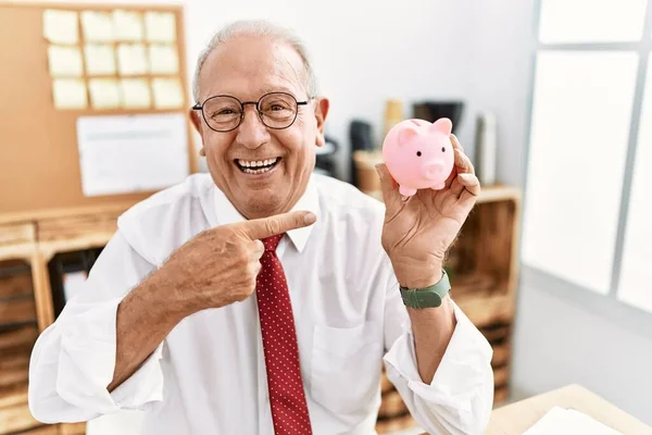 Senior Business Man Holding Piggy Bank Smiling Happy Pointing Hand — Stock Photo, Image