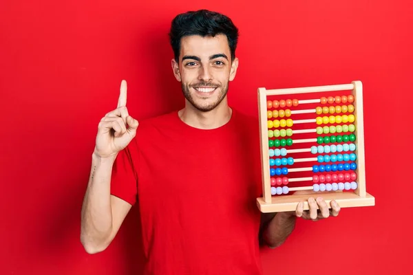 Ung Latinamerikan Man Håller Traditionell Abacus Leende Med Idé Eller — Stockfoto