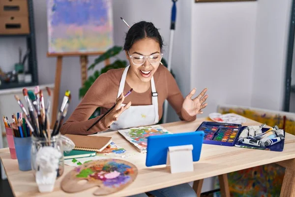 在艺术工作室上在线绘画课的年轻非洲裔美国女艺术家 — 图库照片