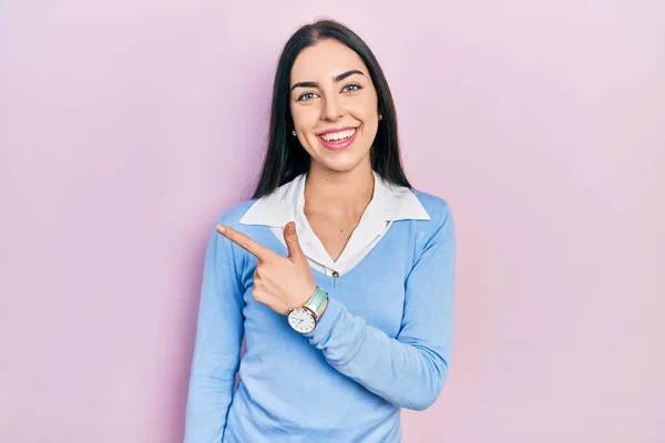 Mooie Vrouw Met Blauwe Ogen Staande Roze Achtergrond Vrolijk Met — Stockfoto