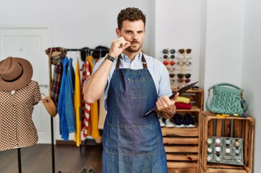 Perakende satış mağazasında yönetici olarak çalışan yakışıklı bir genç adam. Ağzı ve dudakları parmakları fermuar gibi kapalı. gizli ve sessiz, tabu konuşması 